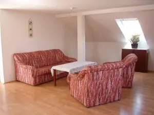 Prostorný obývací pokoj se sedací soupravou 