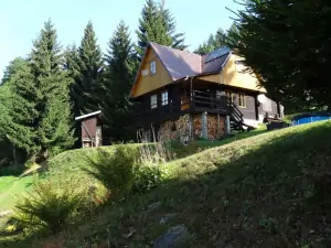 chata Rokytnice nad Jizerou se nachází v malebné lokalitě u lesa v chatové oblasti na jižním svahu nad Rokytnicí