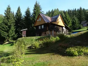 okolí chaty nabízí ideální podmínky v létě k turistice a v zimě k lyžování
