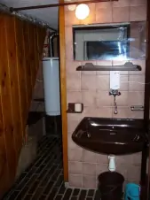 koupelna s vanou, WC a umyvadlem ve sníženém přízemí