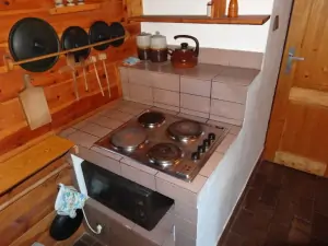 kuchyňský kout je plně vybaven pro vaření a stolování