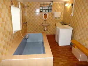 ochlazovna sauny (bazének, WC, sprcha, pračka)