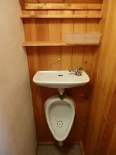 malé WC (pisoár) v podkroví