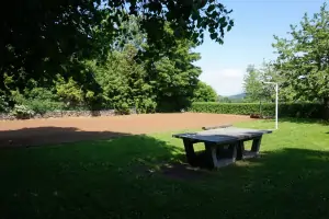 hřiště pro míčové hry a stolní tenis u chalupy Vojtíškov