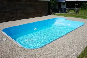 zapuštěný bazén (5 x 3 x 1,3 m)