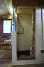 koupelna se sprchovým koutem, umyvadlem, WC a infrasaunou