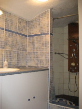 Koupelna je vybavena masážním sprchovým koutem, umyvadlem a WC