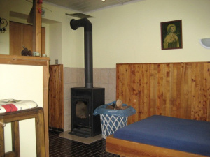 Ložnice s manželskou postelí (140 cm), krbovými kamny a barovým pultem