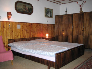 Ložnice s manželskou postelí a patrovou postelí