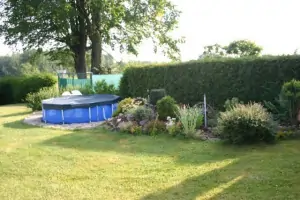 v létě je na zahradě k dispozici kruhový nadzemní bazén (průměr 3 m)