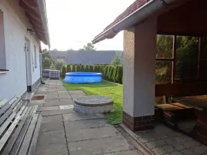pohled od zahradního domečku k bazénu