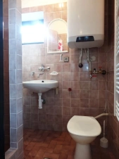 koupelna se sprchovým koutem, WC a umyvadlem