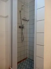 koupelna se sprchovým koutem, 2 WC, 2 umyvadly a pisoárem