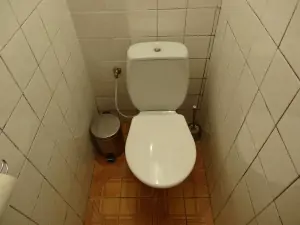 koupelna se sprchovým koutem, 2 WC a 2 umyvadly