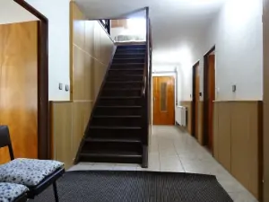 z chodby vede schodiště do podkroví