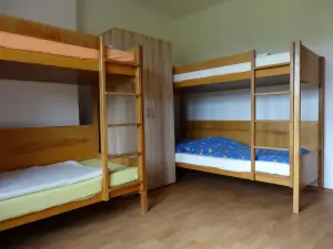 ložnice se 2 patrovými postelemi a rozkládacím gaučem pro 2 osoby
