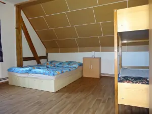 ložnice se 2 lůžky a 2 patrovými postelemi