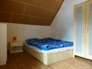 ložnice se 2 lůžky a s patrovou postelí