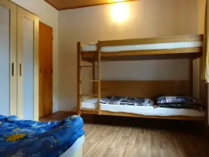 ložnice se 2 lůžky a s patrovou postelí