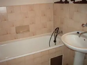 Koupelna je vybavena vanou a umyvadlem