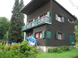 Chata Rokle leží v chatové rekreační oblasti u Brněnské přehrady