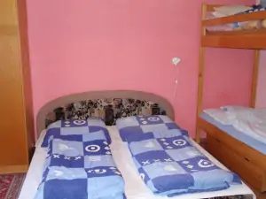 ložnice se 2 lůžky a patrovou postelí v přízemí