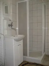 koupelna se sprchovým koutem a umyvadlem v přízemí