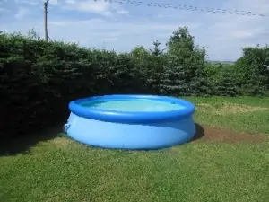 Zahradní nafukovací bazén (průměr 3,5 m) na zahradě chaty, ke koupání lze také využít 0,5 km vzdálenou Nechranickou vodní nádrž