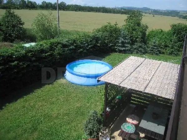 Na zahradě chaty je k dispozici zahradní nafukovací bazén (průměr 3,5 m)