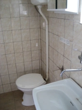 Koupelna je vybavena sprchovým koutem, WC a umyvadlem