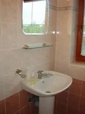 Koupelna je vybavena sprchovým koutem, WC a umvyvadlem