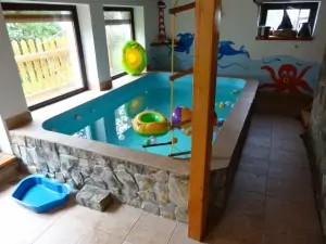 vnitřní bazén v chatě Stebnice