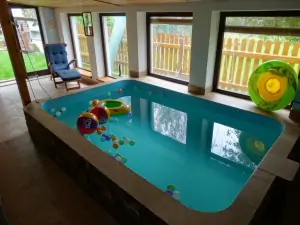 vnitřní bazén na chatě Stebnice