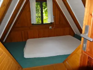 z 3-lůžkové ložnice lze vstoupit do malého pokojíčku se sníženým stropem, kde se nachází matrace (pokojíček je oblíbený především u dětí)