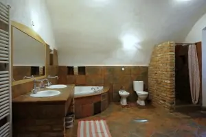 v koupelně je k dispozici rohová vana, sprchový kout, WC, bidet a 2 umyvadla