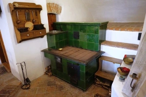 součástí společenské místnosti jsou historická kachlová kamna