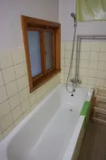 koupelna je vybavena vanou a umyvadlem