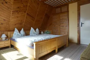 ložnice s dvojlůžkem a 2 postelemi