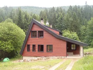 Chata Ratiboř leží na polosamotě asi 3 km nad obcí