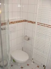 2 koupelny jsou vybaveny sprchovým koutem, WC a umyvadlem