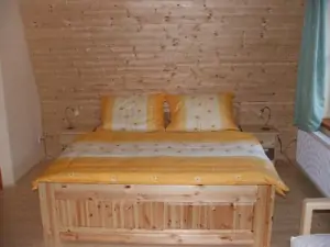 Ložnice s manželskou postelí a patrovou postelí