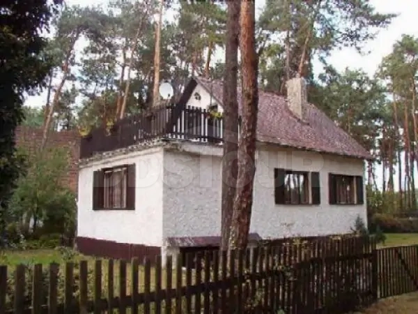 Chata Lhota leží v chatové osadě v borovém háji v těsné blízkosti rekreačního rybníka