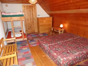 ložnice se 2 lůžky a patrovou postelí v podkroví