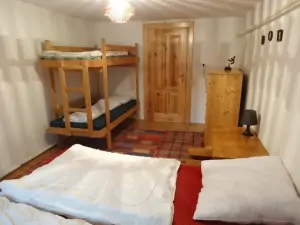ložnice se 2 lůžky a patrovou postelí v přízemí