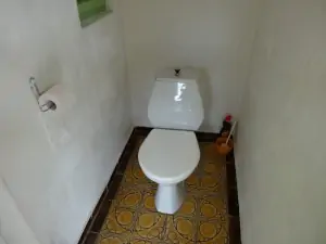 samostatné WC je přístupné přes podloubí dvora