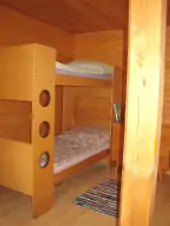 Ložnice s patrovou postelí a 2 lůžky