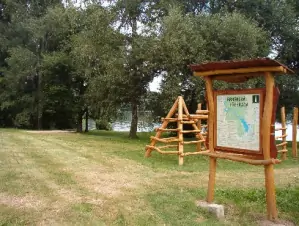 Orientační mapa nedaleko pláže Brněnské přehrady