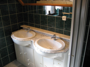 Koupelna v podkroví je vybavena sprchovým koutem a 2 umyvadly