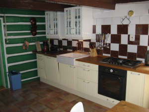 Nově zařízená kuchyně je plně vybavená pro vaření a stolování 11 osob