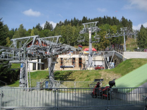 Lanovka na Horní Domky je součástí stejnojmeného lyžařského střediska